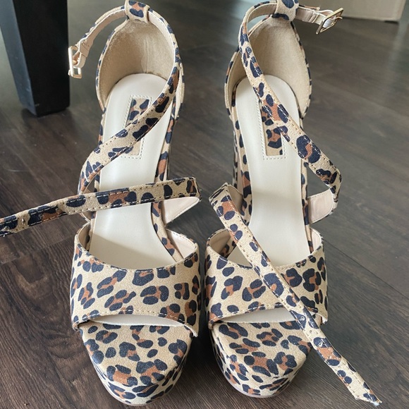 Size 6 Leopard heel never worn - 5 inches - Picture 3 of 4
